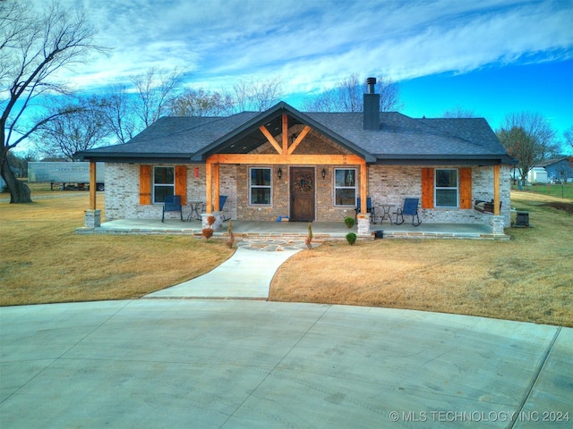 view of front of house with a front lawn and covered porch