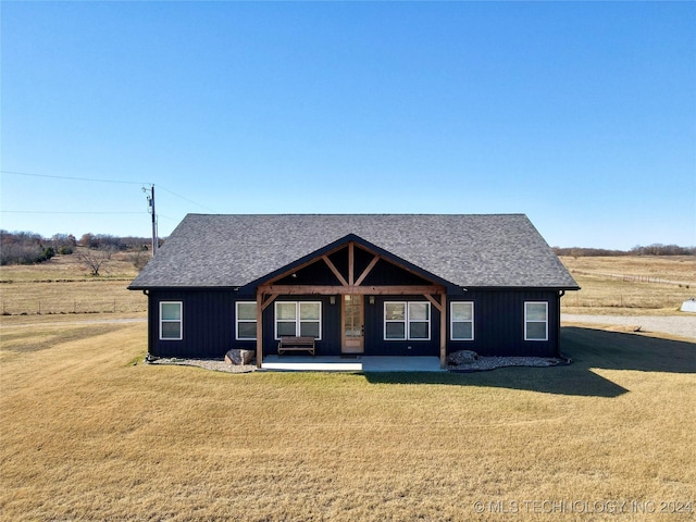 view of front of property featuring a front lawn