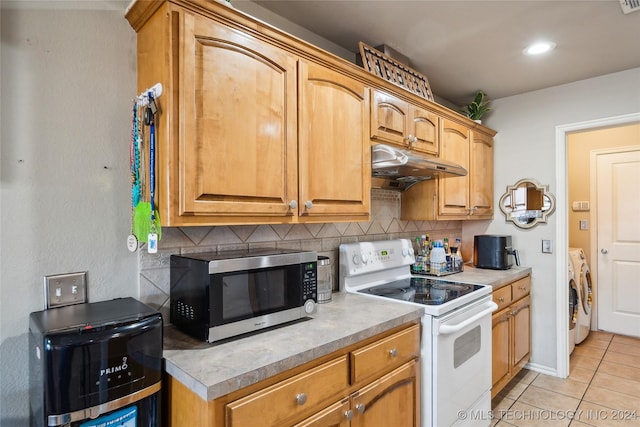 kitchen with electric stove, decorative backsplash, light tile patterned flooring, and independent washer and dryer