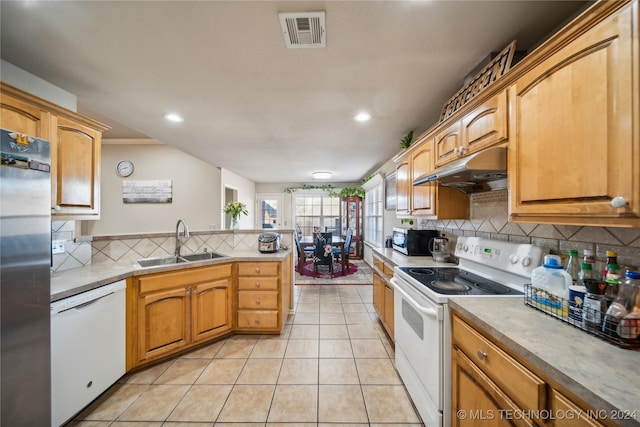 kitchen with tasteful backsplash, ornamental molding, stainless steel appliances, sink, and light tile patterned flooring