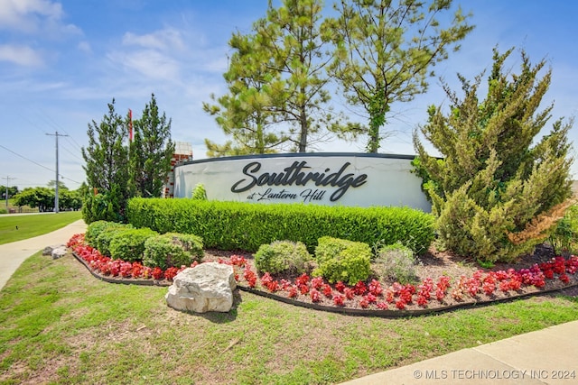 community sign featuring a lawn