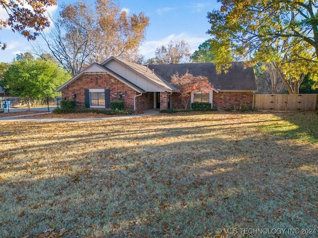 ranch-style house featuring a front yard