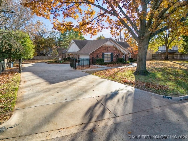 view of front of house featuring a front yard