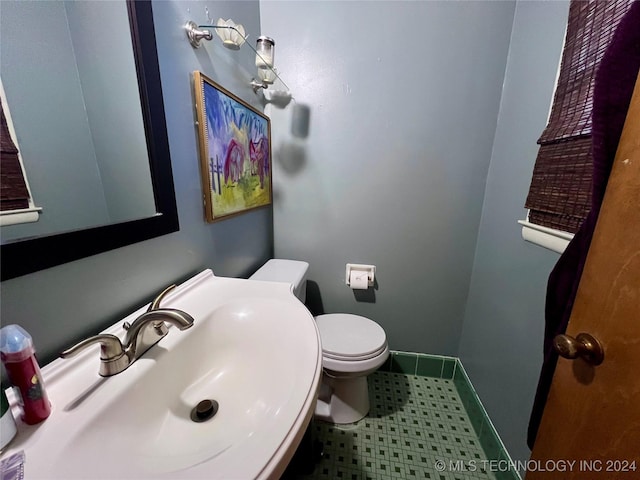 bathroom featuring toilet and sink