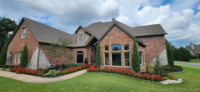 view of front facade featuring a front lawn