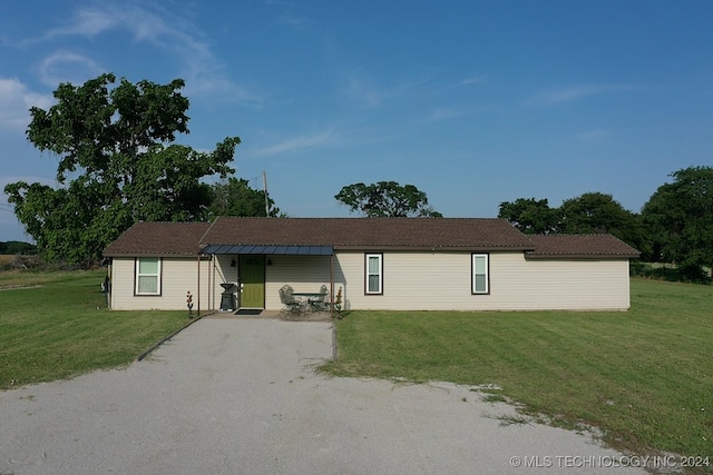 ranch-style home featuring a front lawn