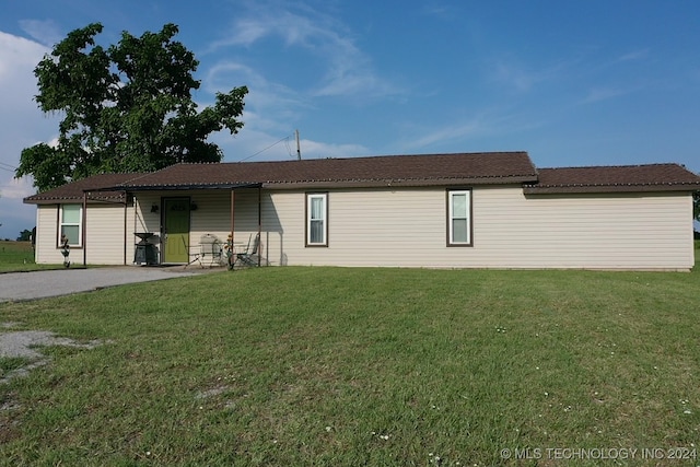 view of front of home with a front lawn