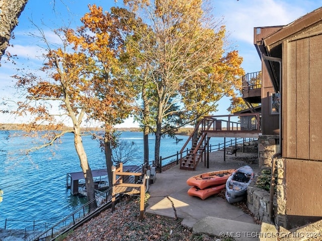 view of yard with a water view and a boat dock