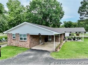 view of front facade featuring a carport and a front yard