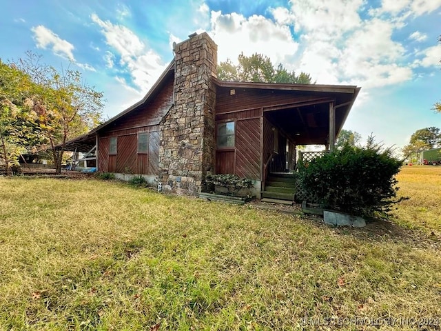 back of house featuring a yard