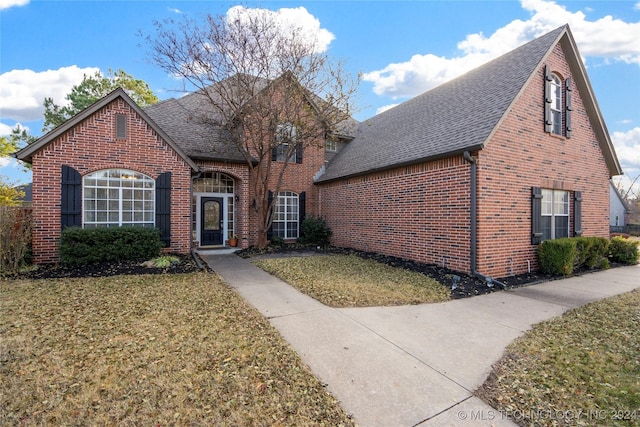 view of front property featuring a front lawn