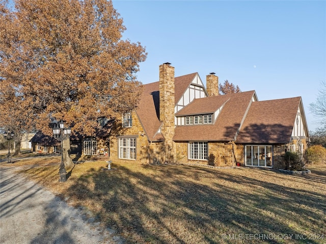 view of front of house featuring a front yard