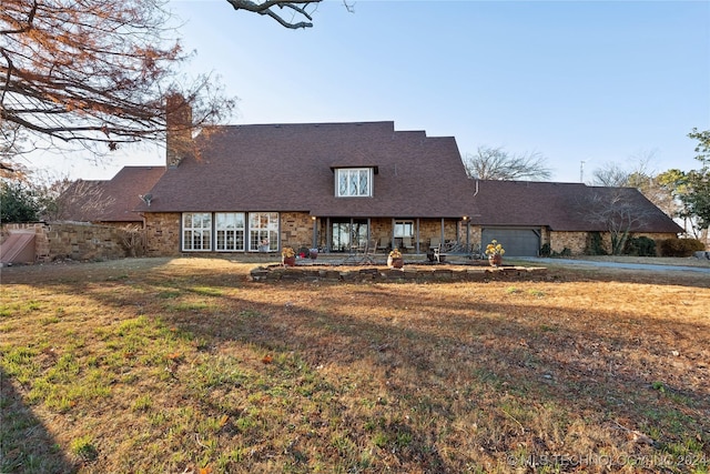 view of front of home featuring a front yard and a garage