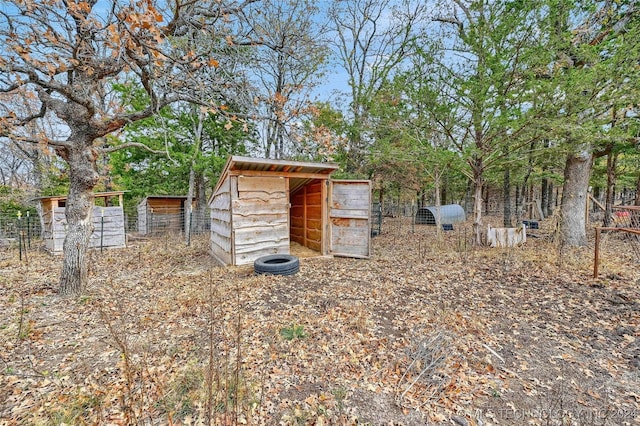 view of yard featuring a storage shed