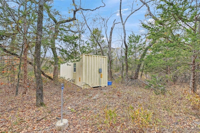 view of yard with a storage unit