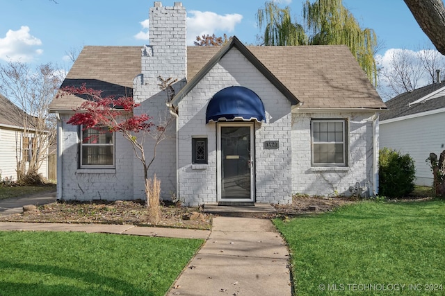 view of front of home featuring a front lawn