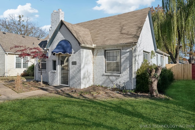 view of front of property with a front yard