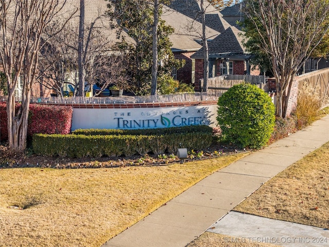 community / neighborhood sign featuring a yard