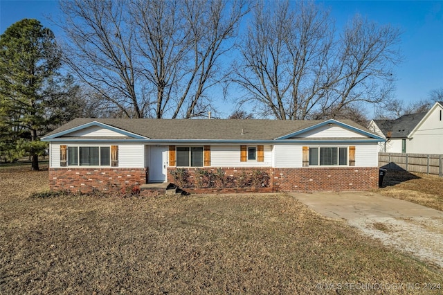 ranch-style house featuring a front yard