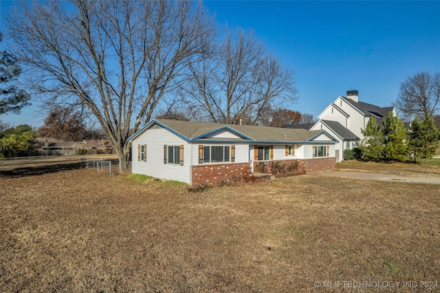 view of front of property with a front lawn