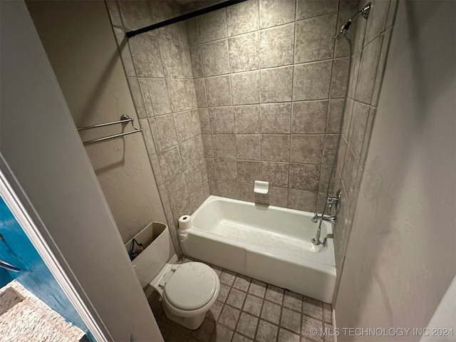 bathroom with toilet and tiled shower / bath