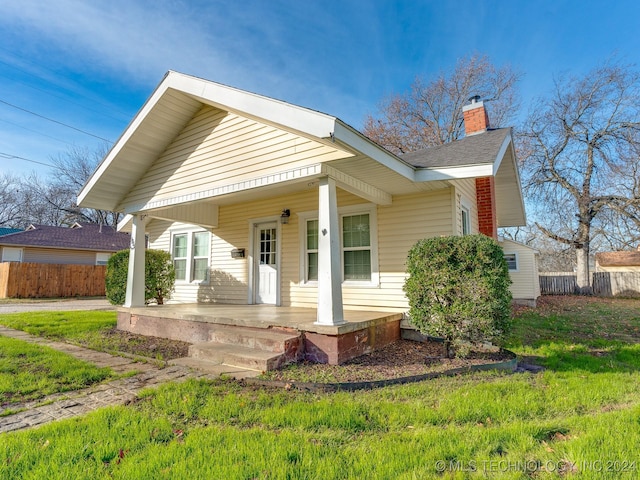 view of front facade with covered porch and a front yard