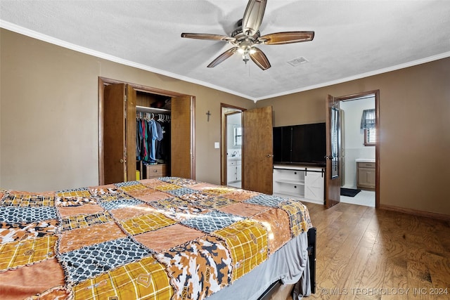 bedroom featuring ceiling fan, ensuite bathroom, a closet, and a textured ceiling