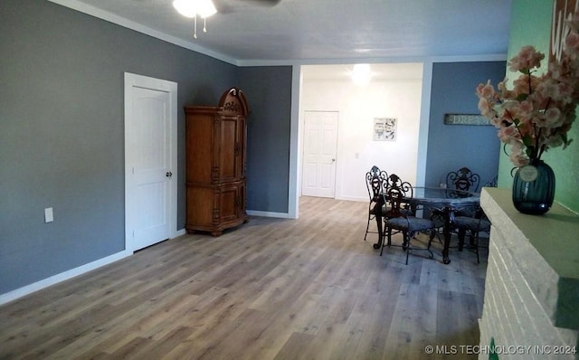 dining area with ceiling fan, crown molding, and hardwood / wood-style floors