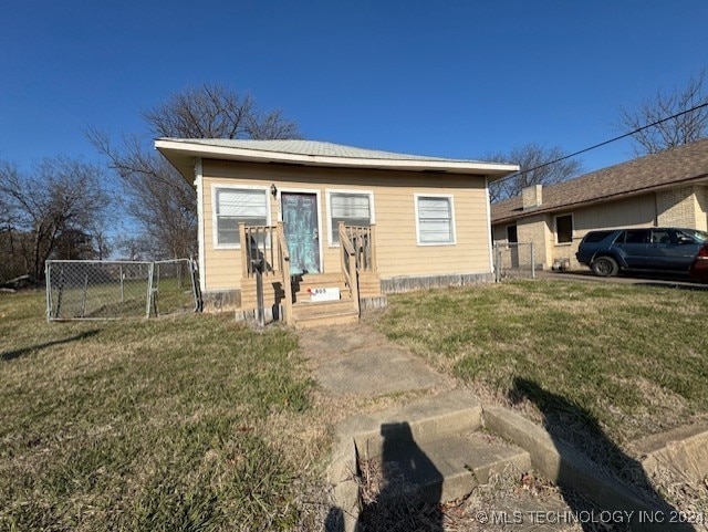 view of front of property with a front lawn