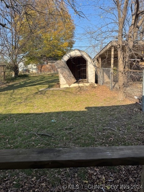 view of yard featuring a storage shed