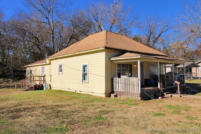 view of side of property featuring a yard