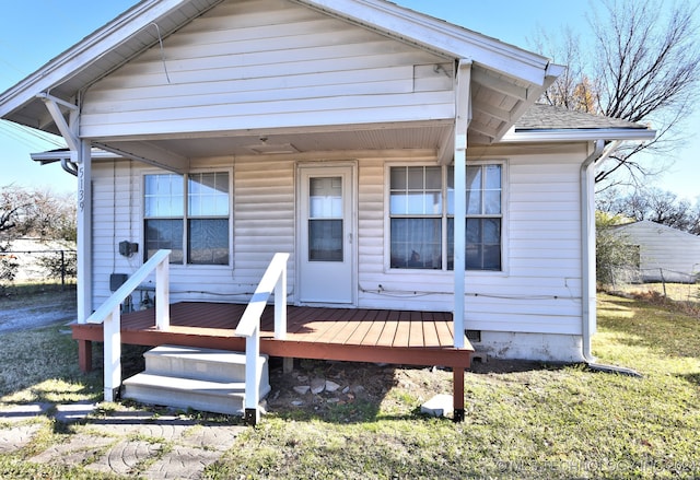 view of front of house with a front lawn