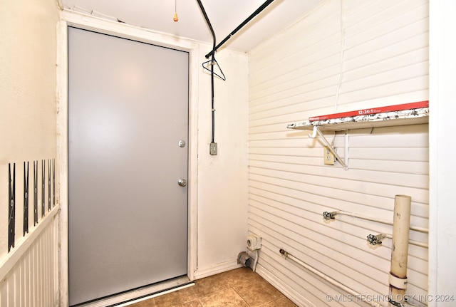 clothes washing area featuring light tile patterned flooring