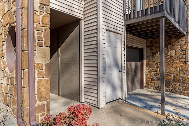 property entrance featuring a balcony