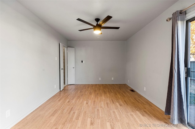 empty room featuring light hardwood / wood-style floors and ceiling fan