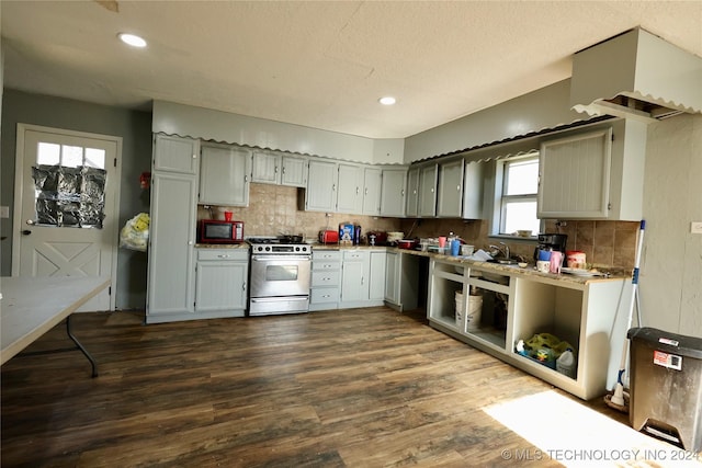 kitchen featuring stainless steel range, backsplash, dark hardwood / wood-style floors, and gray cabinets