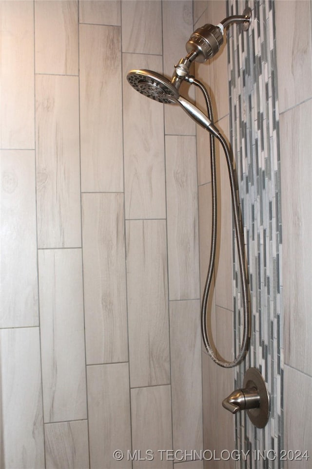 room details featuring a tile shower