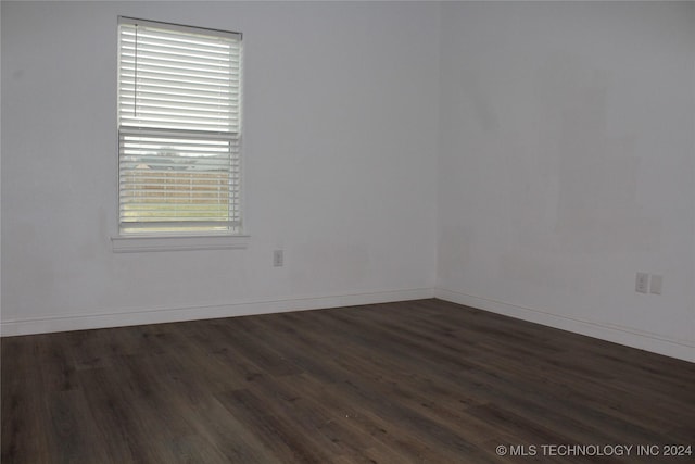 spare room featuring dark wood-type flooring