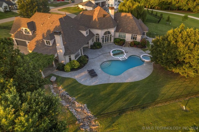 view of swimming pool with an in ground hot tub, a yard, and a patio