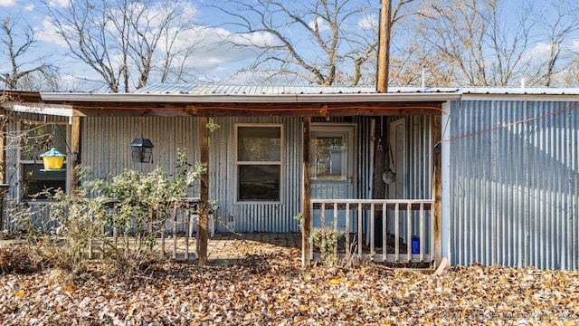 entrance to property featuring covered porch