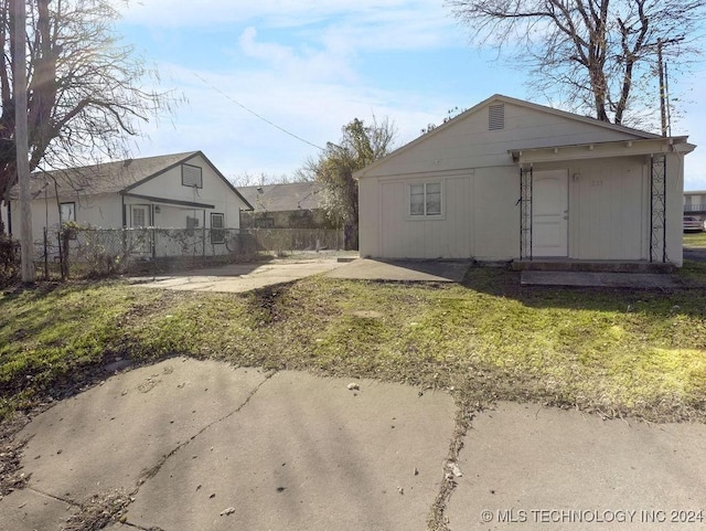 exterior space featuring a yard