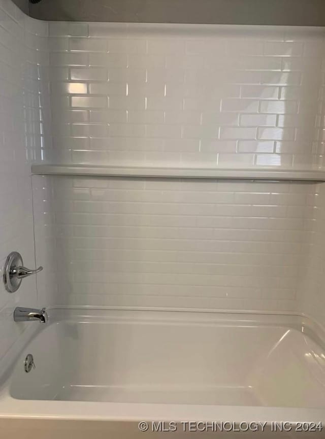 bathroom with tiled shower / bath combo