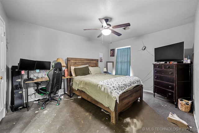 bedroom with ceiling fan