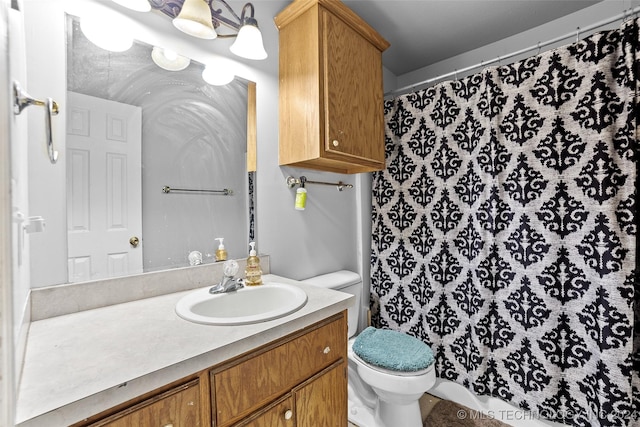 bathroom featuring a shower with curtain, vanity, and toilet