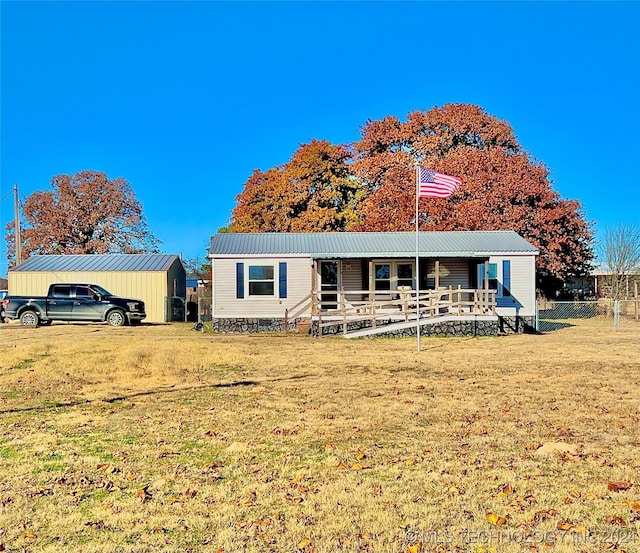 manufactured / mobile home with a front yard