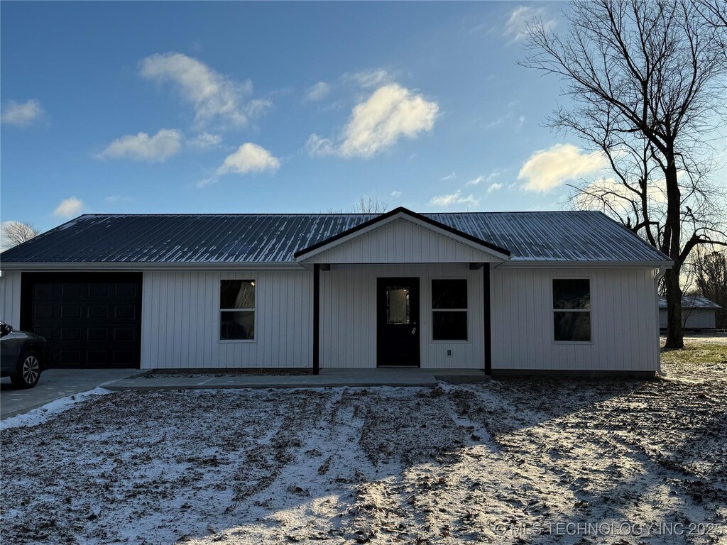 view of front of home featuring a garage