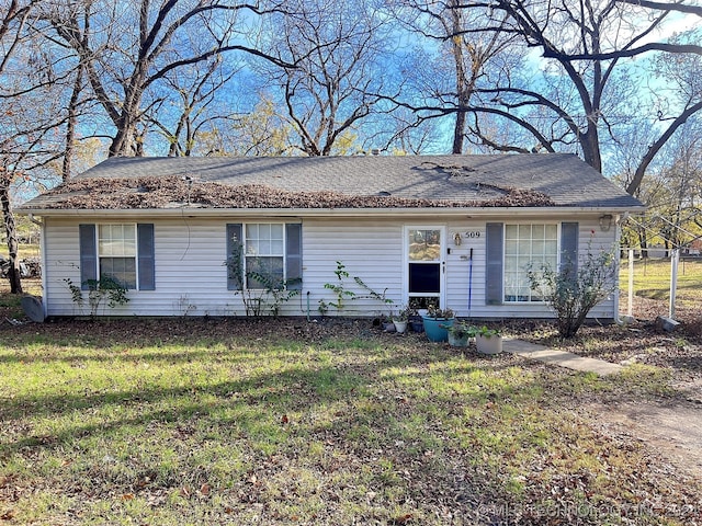 single story home featuring a front yard