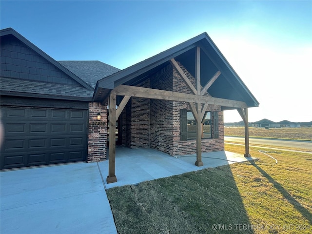 view of front facade featuring a front lawn and a garage