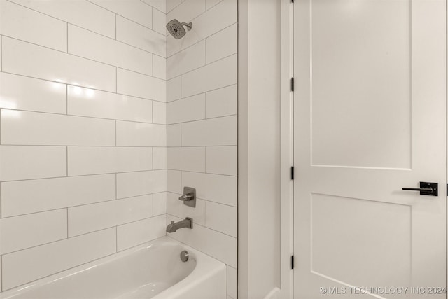 bathroom with tiled shower / bath