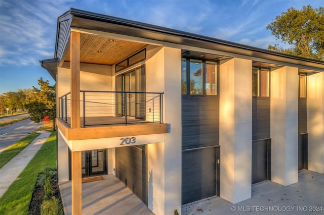 203 E 45th Ct, Tulsa, OK 74105 - exterior space featuring a balcony and stucco siding